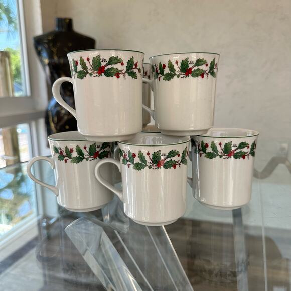 Vintage Holiday Mugs in Noel Pattern by China, Christmas Holly Dishes S/8 - Picture 2 of 8